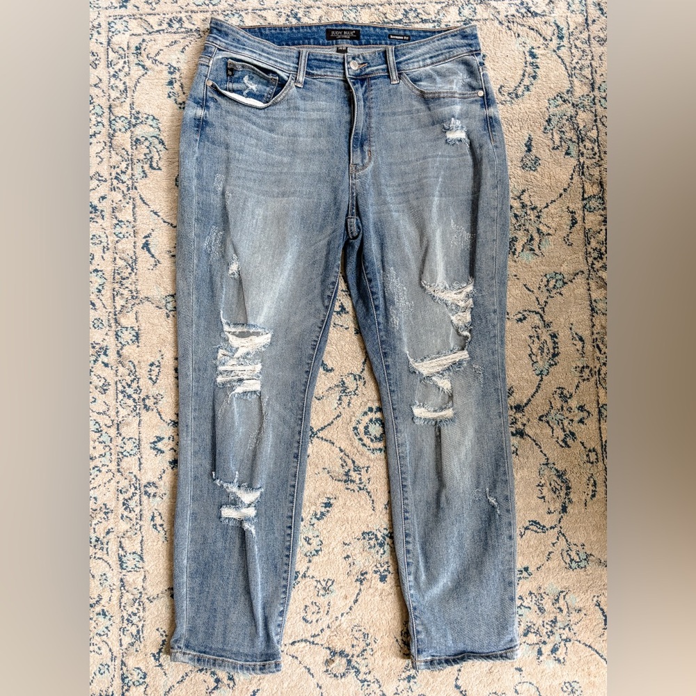 Judy Blue Light Distressed Boyfriend Jeans Ripped Destructed